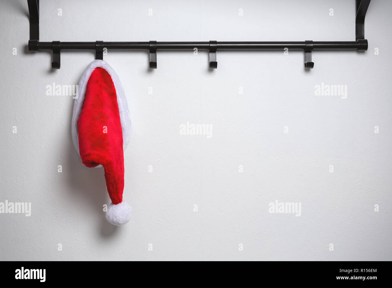 Rote Weihnachtsmütze hängen an der Wand Stockfoto