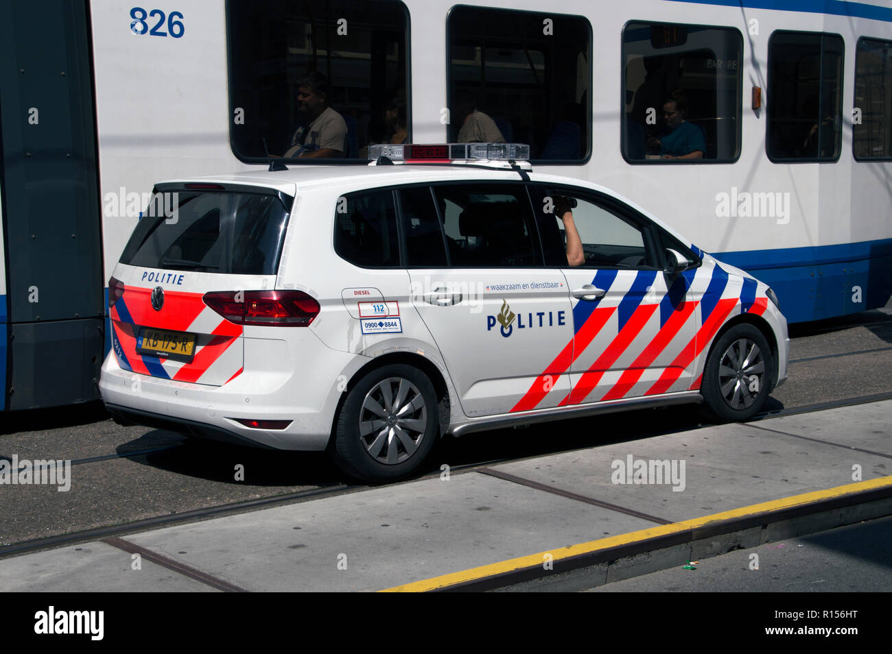 Polizei Auto entlang der Straßenbahn in Amsterdam Die Niederlande 2018 Stockfoto