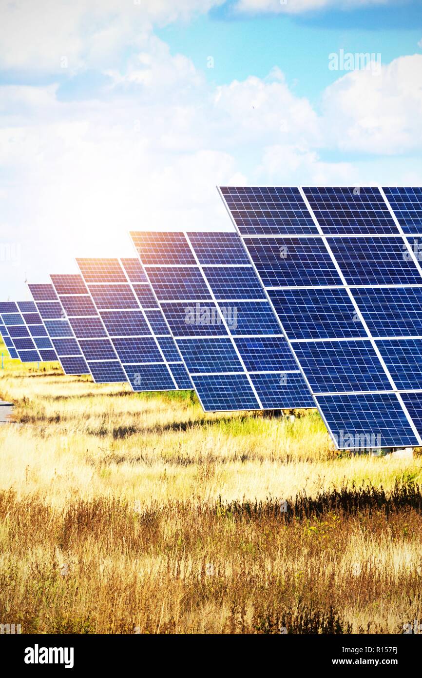 Solaranlagen Solaranlagen im Himmel Hintergrund. alternative Energie Stockfoto