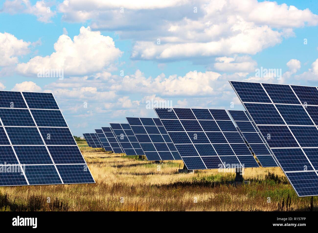 Solaranlagen Solaranlagen im Himmel Hintergrund. alternative Energie Stockfoto