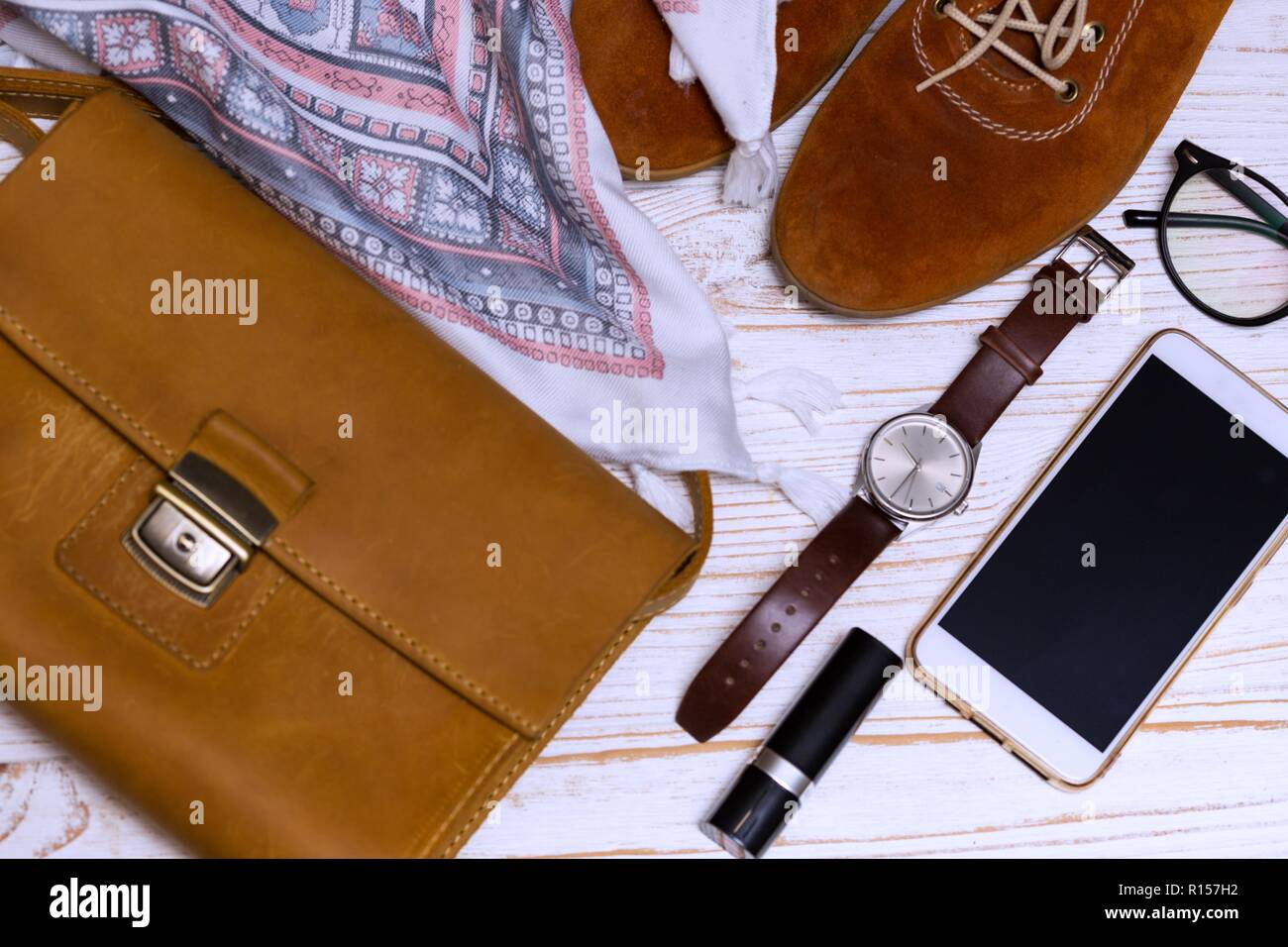 Der Inhalt der weiblichen Handtasche, Portemonnaie, Schlüssel, Handy, Lippenstift, Uhr, Geld, Zubehör Stockfoto