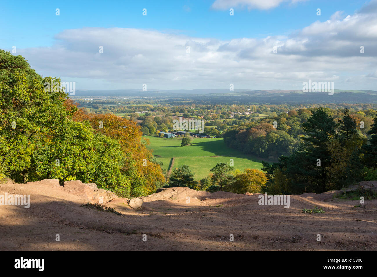 Schöner Blick auf die Landschaft von Cheshire von stürmischen, Alderley Edge, Cheshire, England. Stockfoto