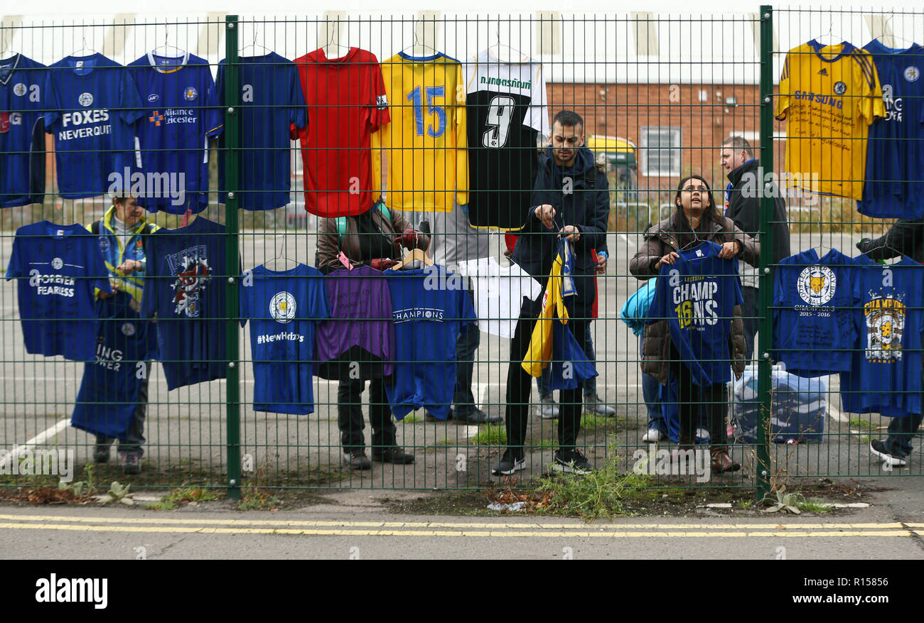 Freiwillige Auflegen shirt Tribute, für die Opfer des Hubschrauberabsturzes, die neu auf eine neue Gedenkstätte näher an der Absturzstelle für die King Power Stadion, Leicester nach links. Stockfoto