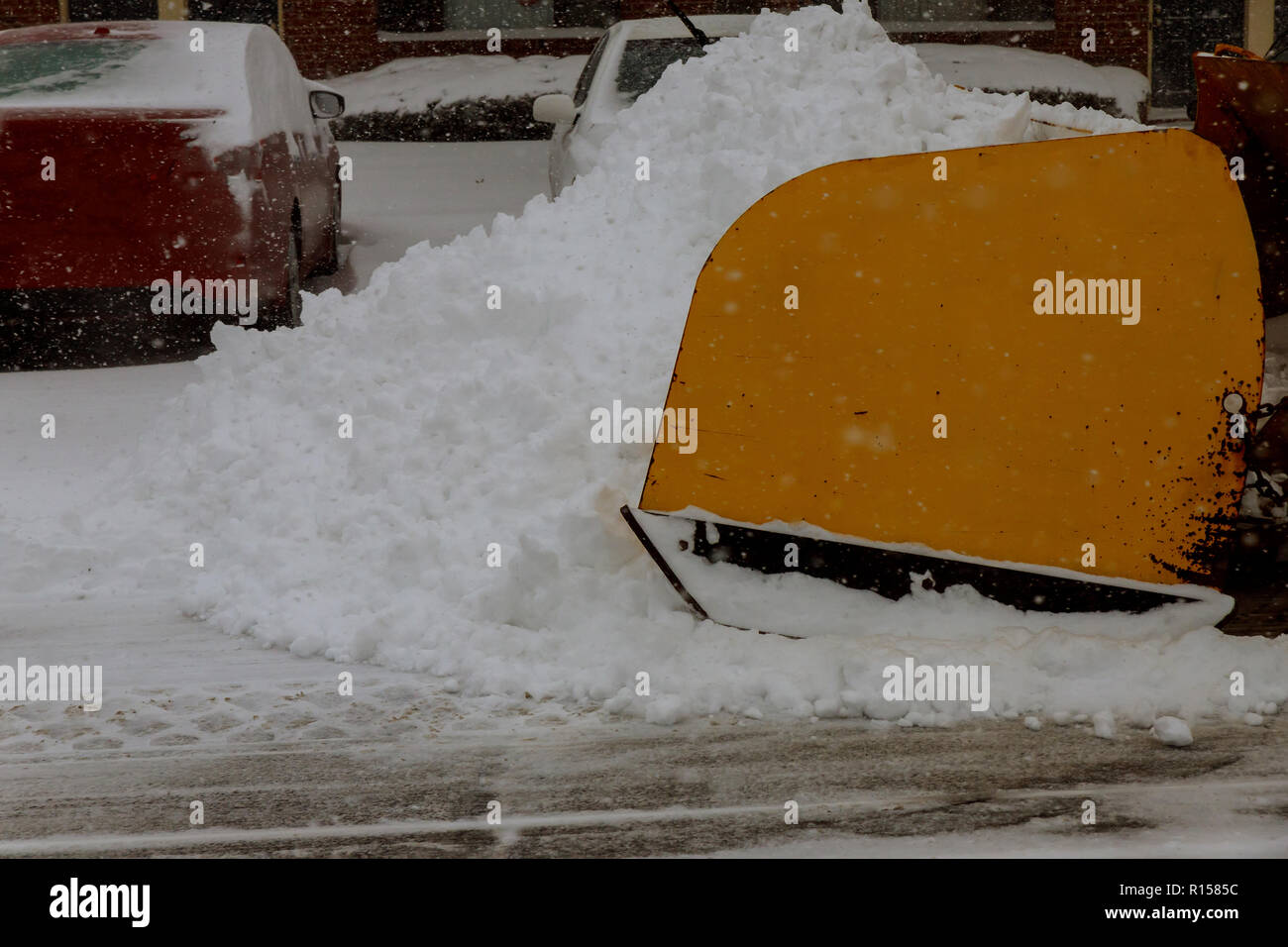 Kleines schneeräumfahrzeug, das schnee auf dem stadtplatz entfernt