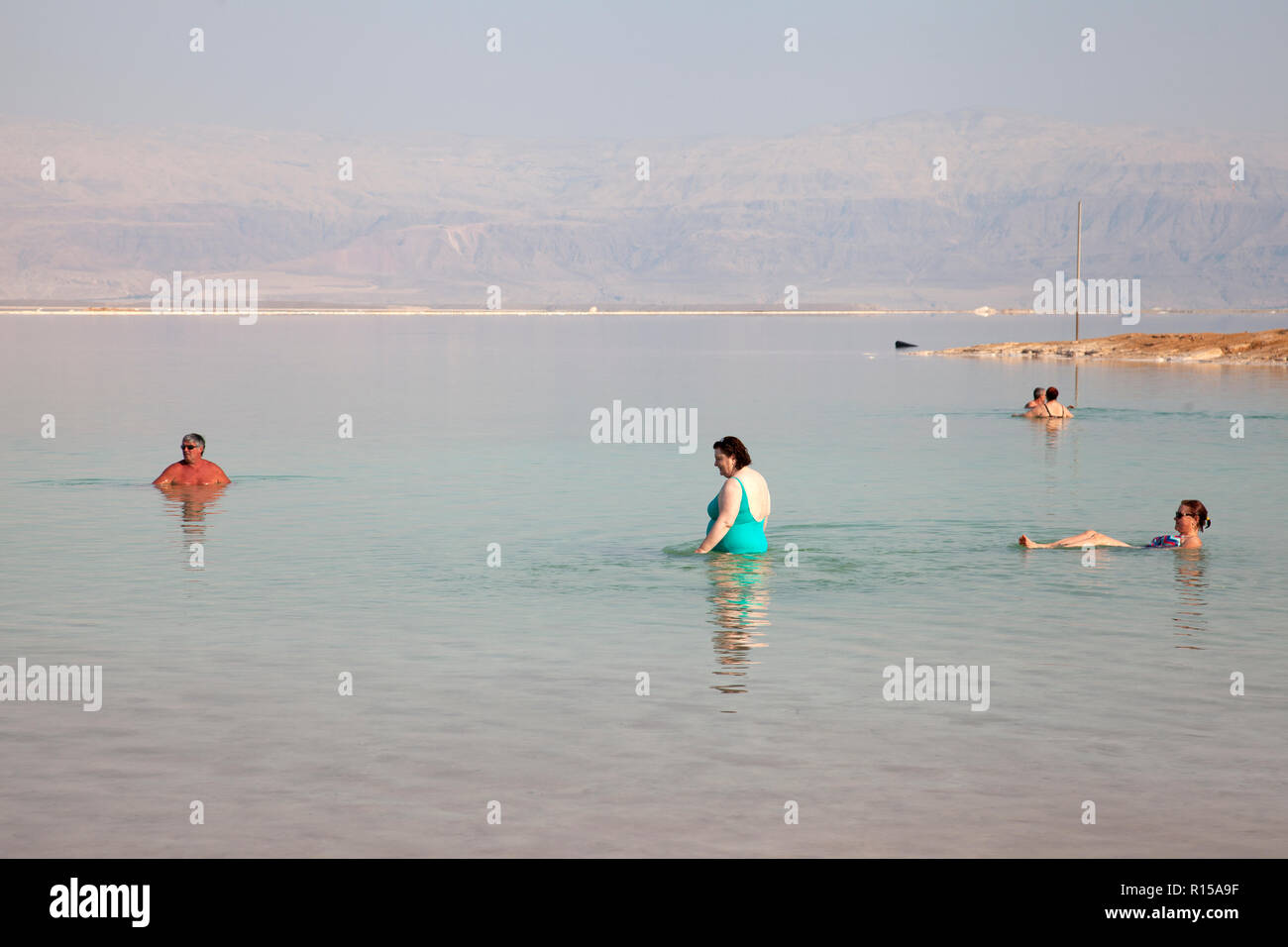 Besucher Baden im Toten Meer in Israel Stockfoto