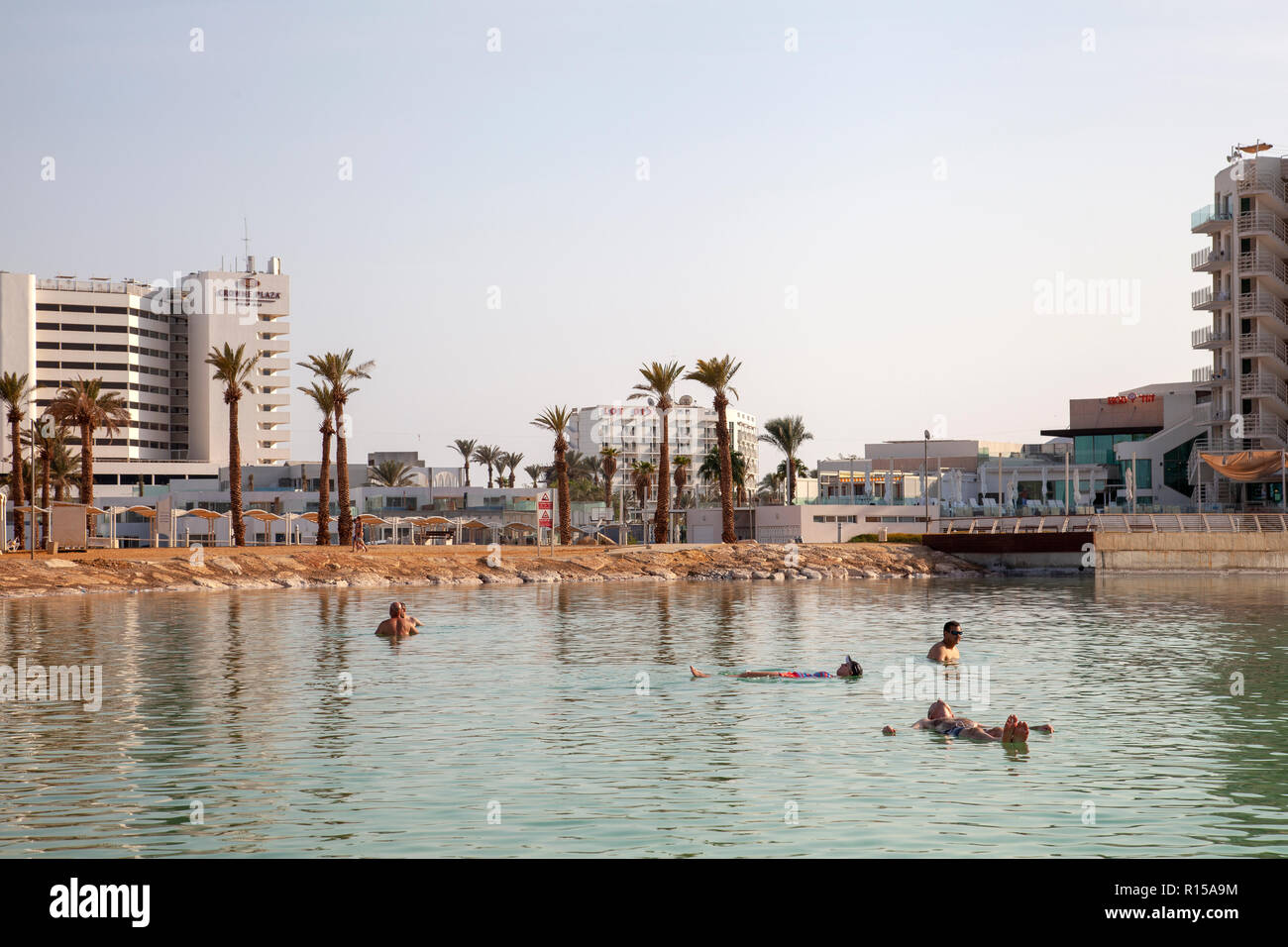 Besucher Baden im Toten Meer in Israel Stockfoto