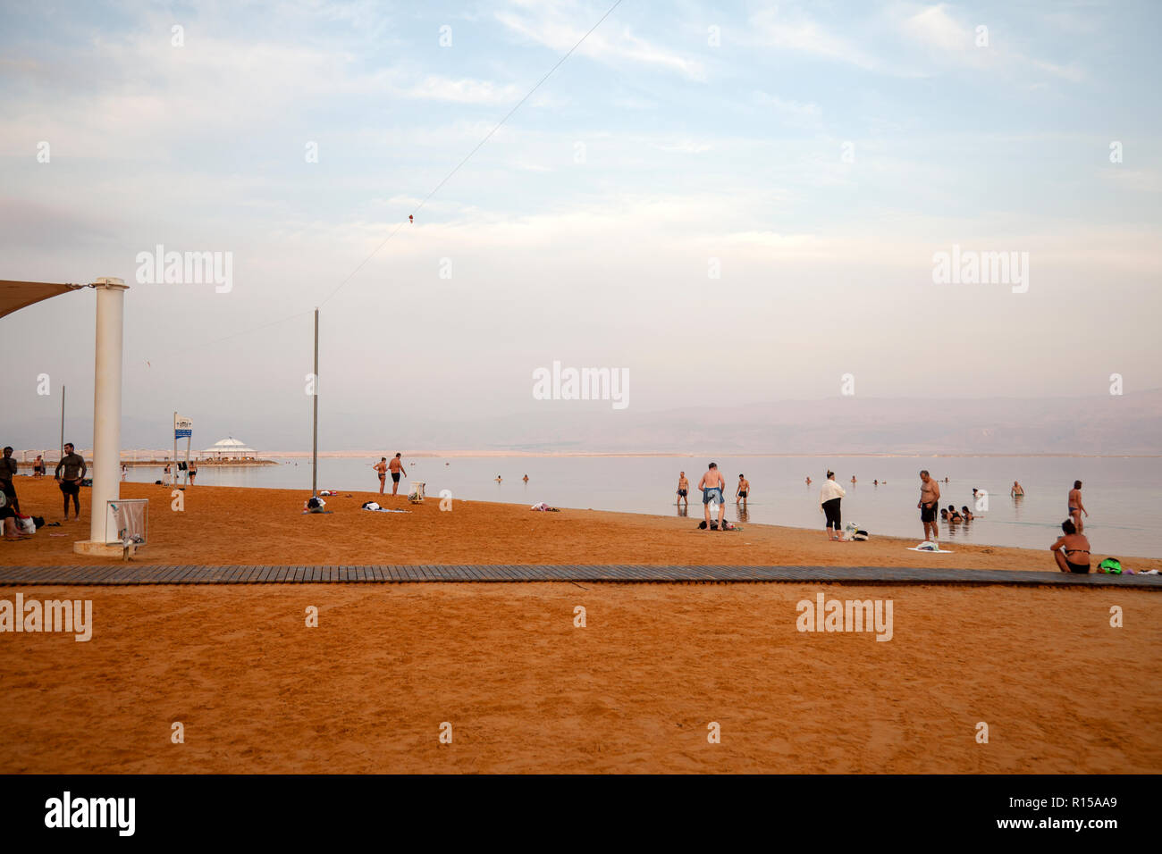 Besucher am Toten Meer in Israel. Stockfoto
