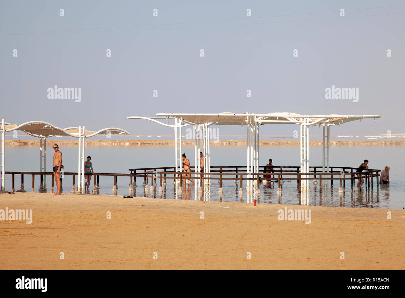 Leute genießen Wasser des Toten Meeres am Strand in Israel Stockfoto