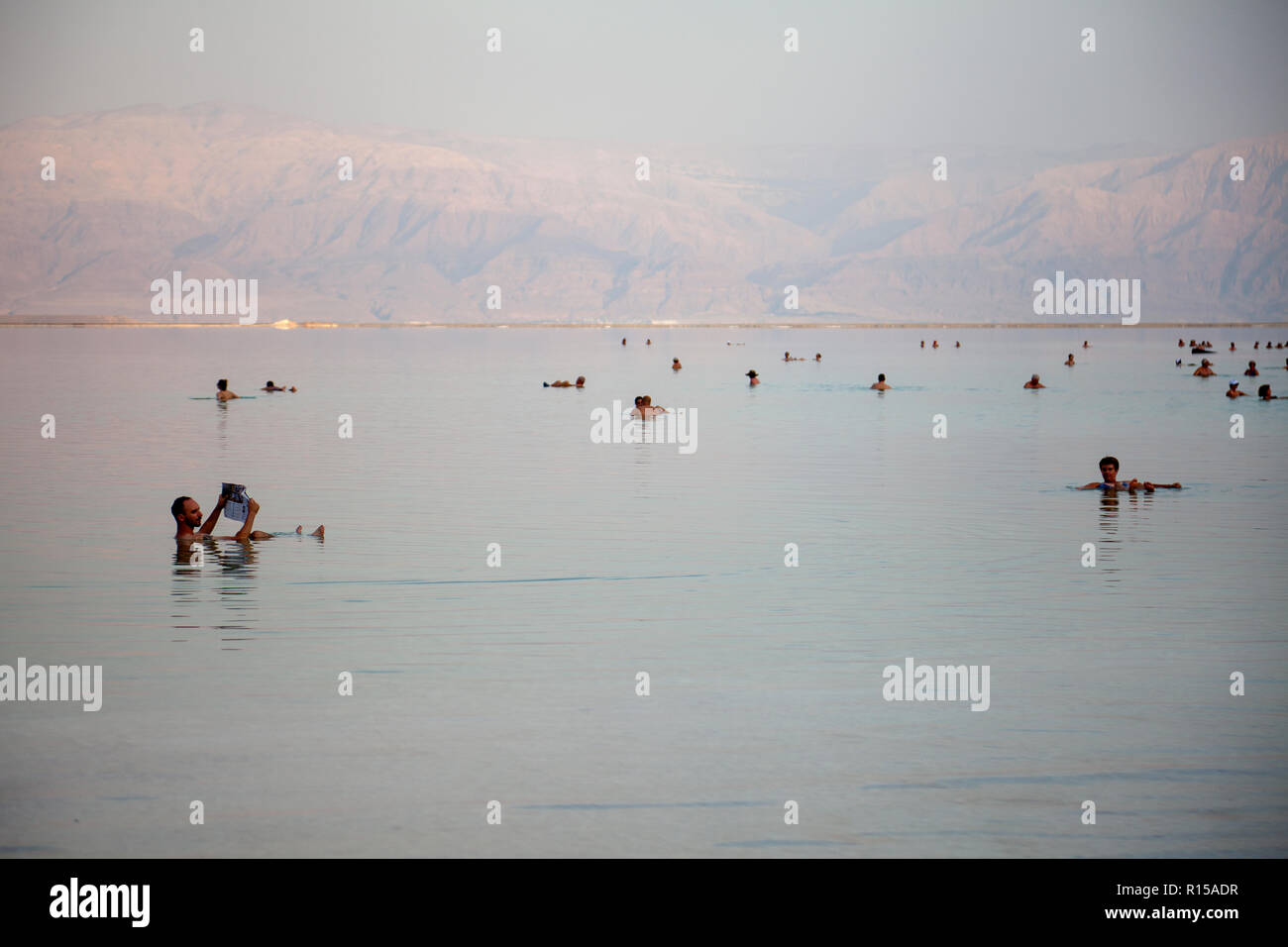 Die badegäste am Toten Meer in Israel. Stockfoto