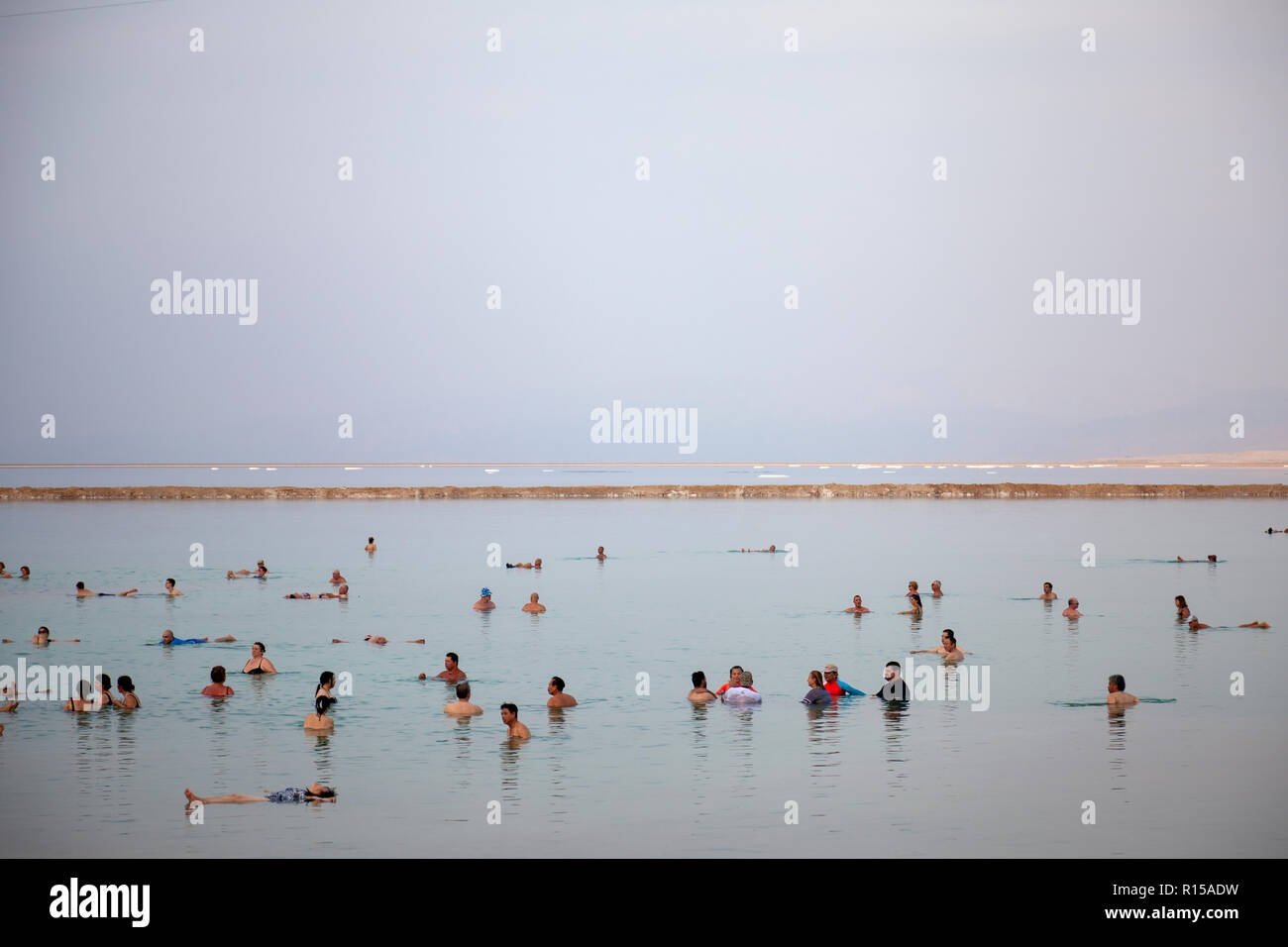 Die badegäste am Toten Meer in Israel. Stockfoto
