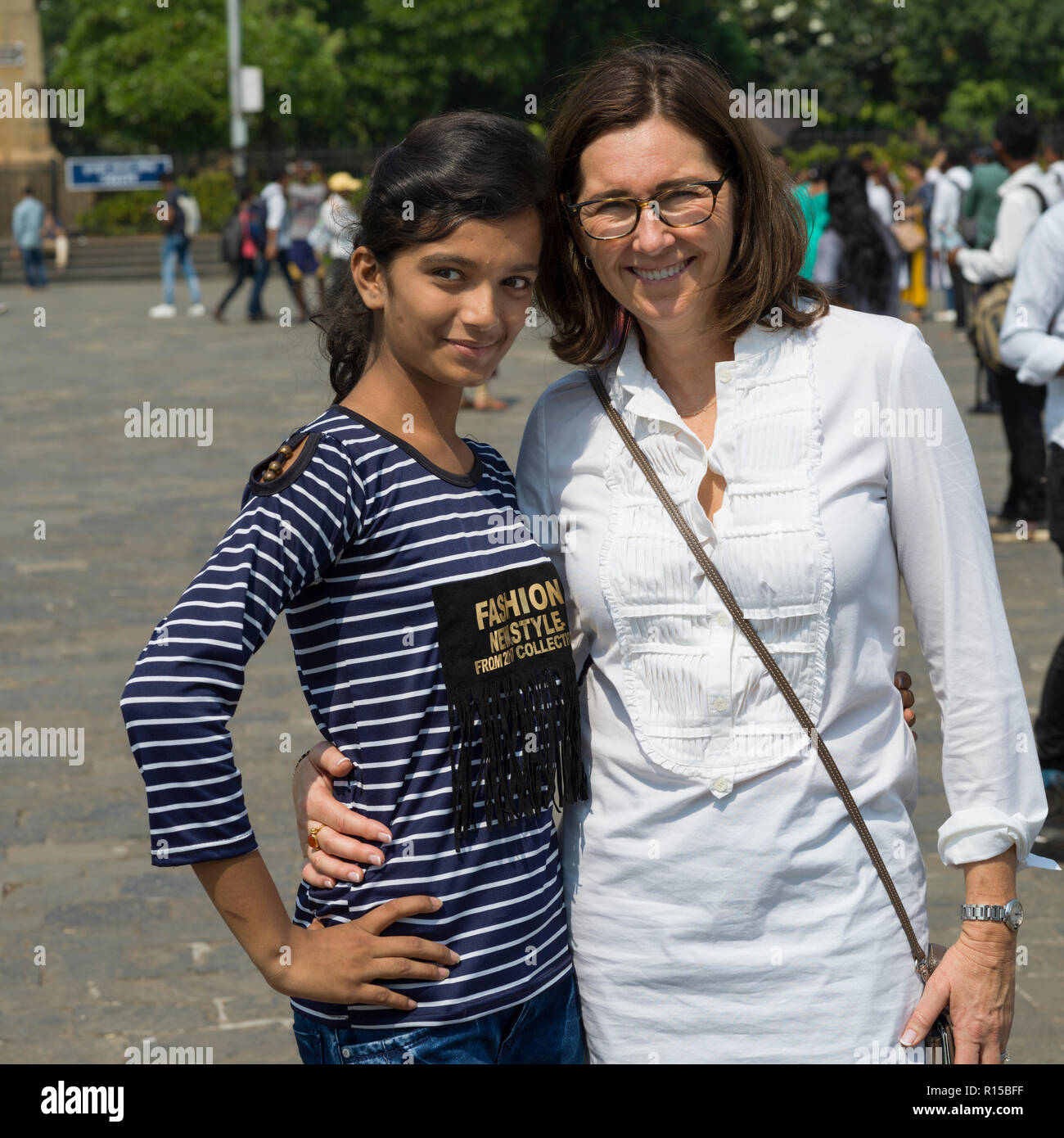 Portrait von Reife Frauen und ein junges Mädchen lächelnd, Gateway of India, Colaba, Mumbai, Maharashtra, Indien Stockfoto