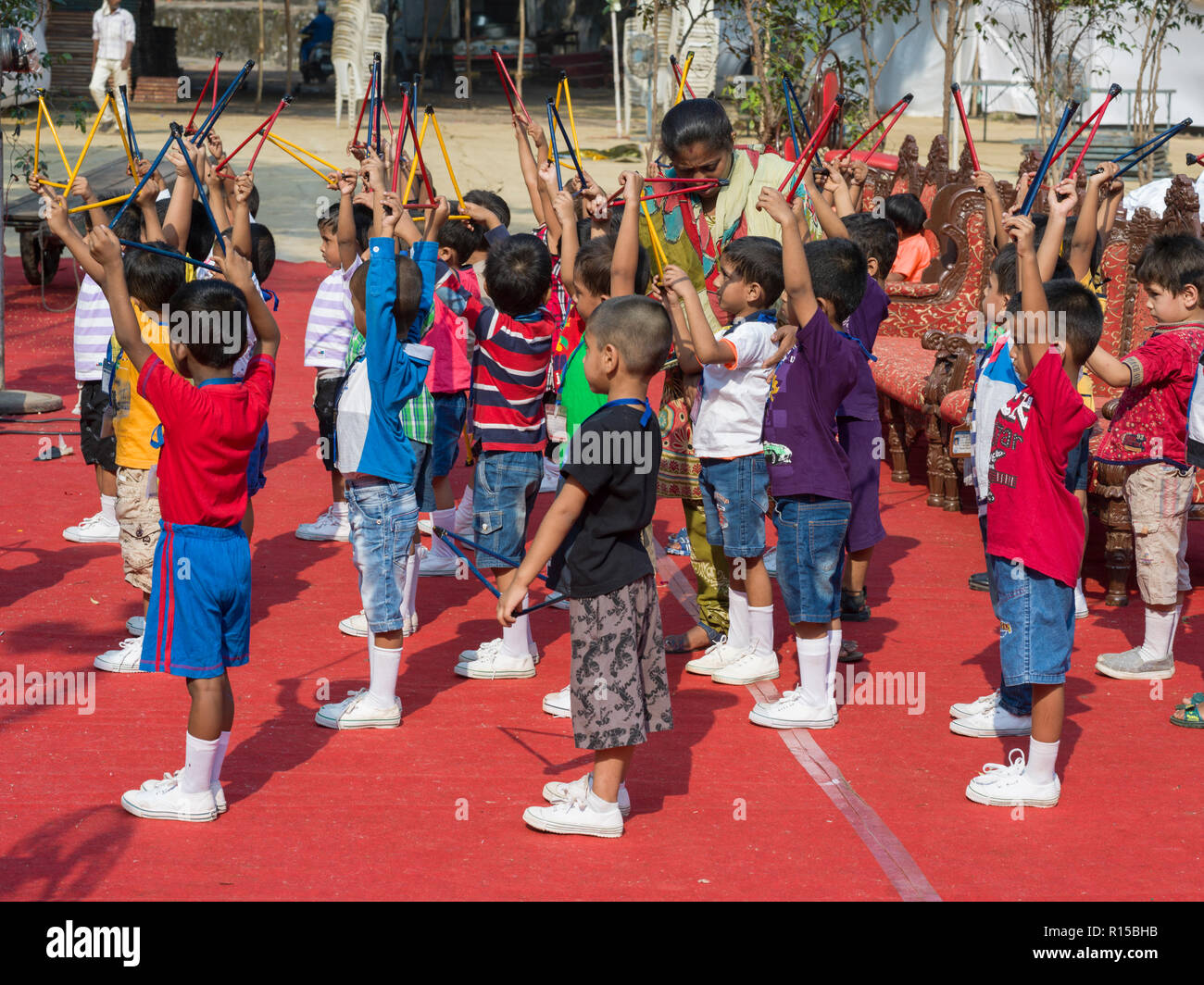 Schule Kinder in Schule, Magen David Synagoge, Mumbai, Maharashtra, Indien Stockfoto