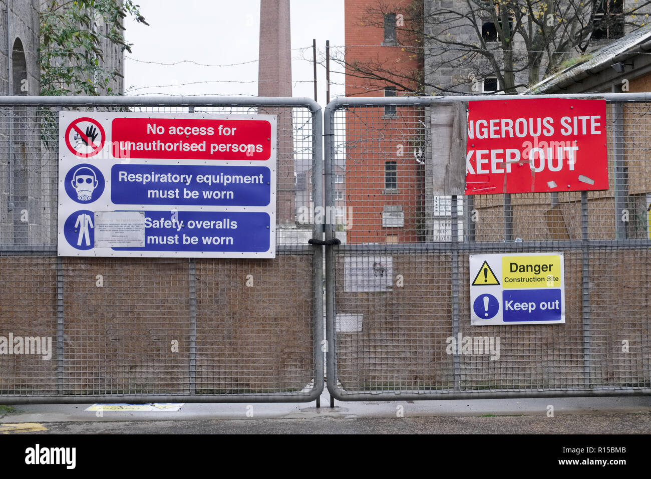 Gefährliche Gebäude Baustelle halten Sie Gesundheit und Sicherheit Zeichen Stockfoto