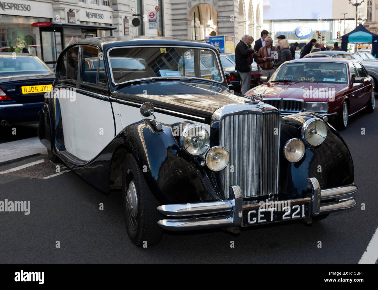 Drei Viertel Vorderansicht eines 1950er Jaguar Mark V Limousine, auf Anzeige in der Regents Street Motor Show 2018 Stockfoto