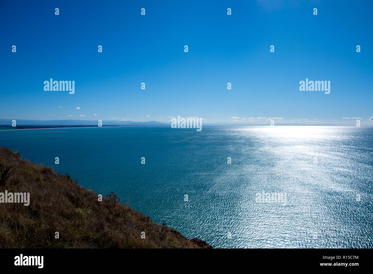 Küste um Taylors Fehler, Christchurch, Neuseeland mit Klippen, blauer Himmel und blaue Meer an einem sonnigen Sommertag Stockfoto