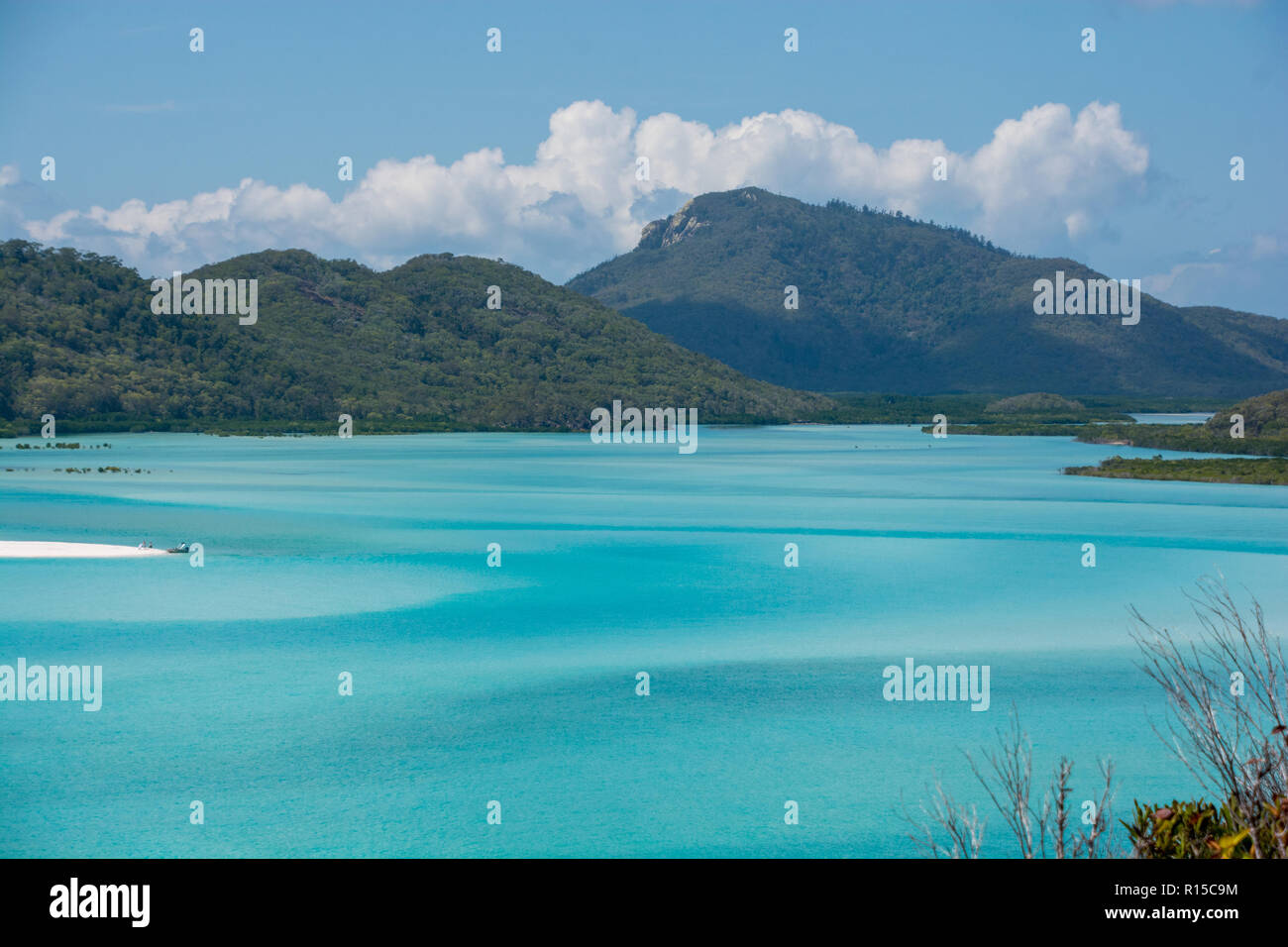 Whitehaven Beach, Whitsunday Islands, Queensland, Australien, einem wunderschönen tropischen Strand mit weißem Sand und blauem Himmel Stockfoto