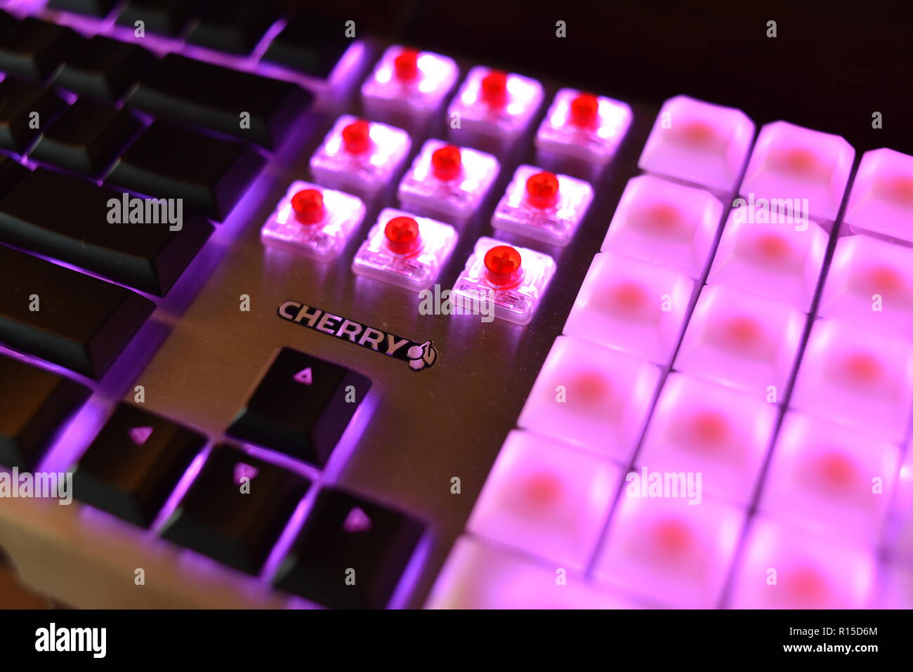 Cherry MX Tastatur mit Hintergrundbeleuchtung mit geringem Profil mechanische Schlüsselschalter auf der CES (Consumer Electronics Show) in Las Vegas, NV, USA geführt. Stockfoto
