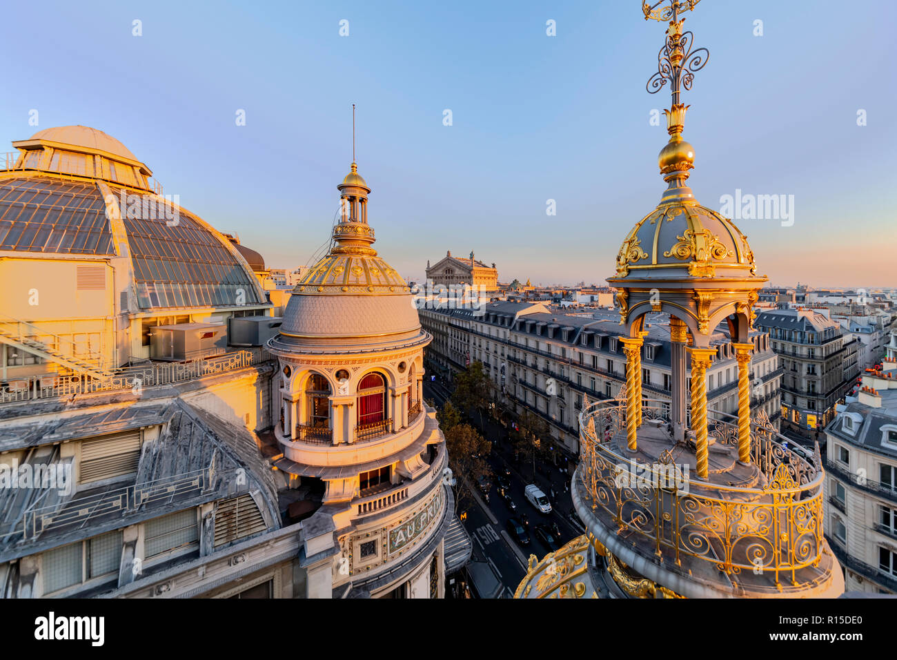 PARIS, 25. Oktober 2018 - Sonnenuntergang über den Dächern von Paris und der Pariser Opéra Garnier Gebäude im Haussmann Bezirk, Frankreich Stockfoto