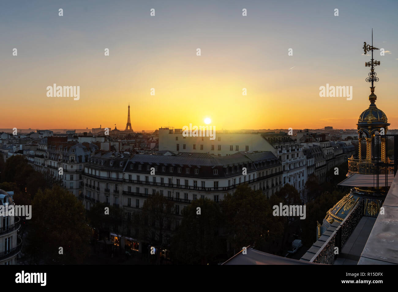 Gelb leuchtenden Sonnenuntergang auf Paris Dach der alten steinernen viktorianischen Gebäude mit den Eiffelturm noch nicht beleuchtet, Frankreich Stockfoto