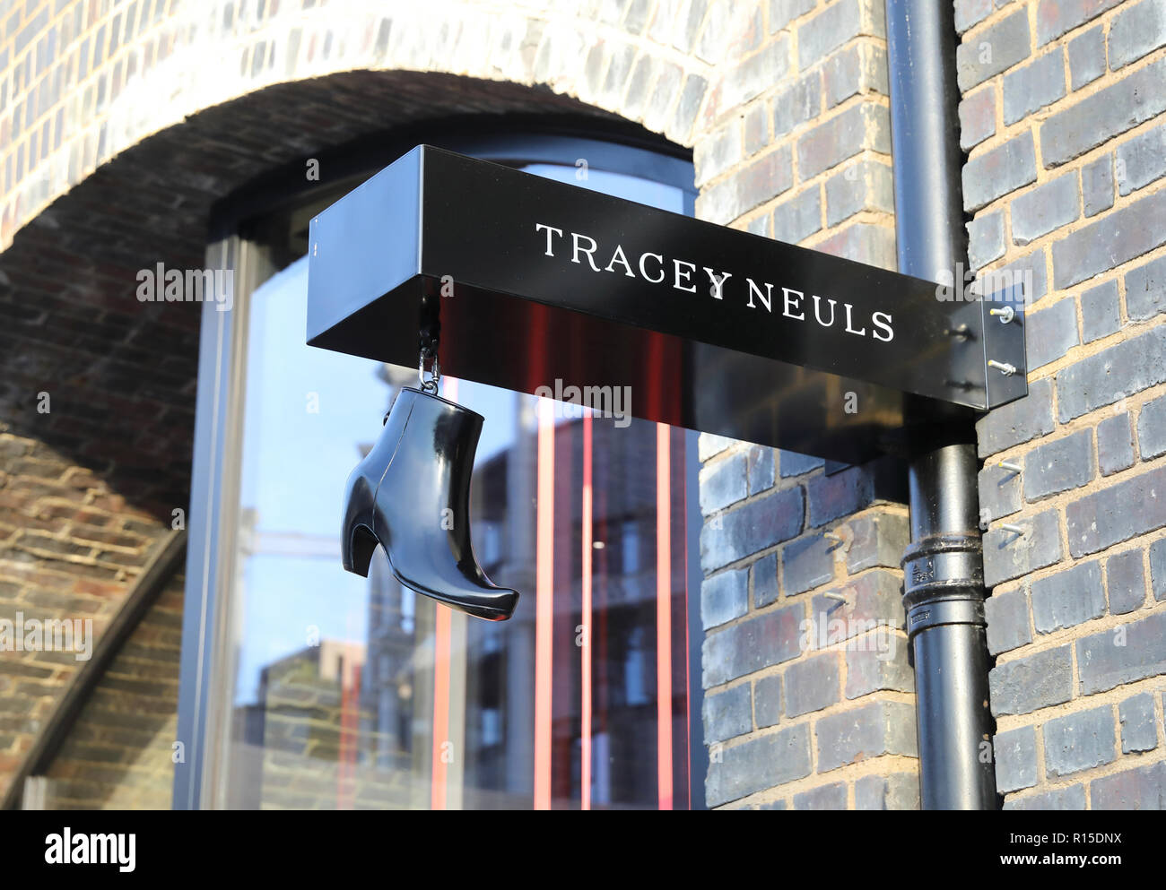 Tracey Neuls Luxushotels Shoe Shop an Kohle Tropfen Yard, die neue Luxushotels in Einzelhandel und Gastronomie Ziel an der Kings Cross, nördlich von London, Großbritannien Stockfoto