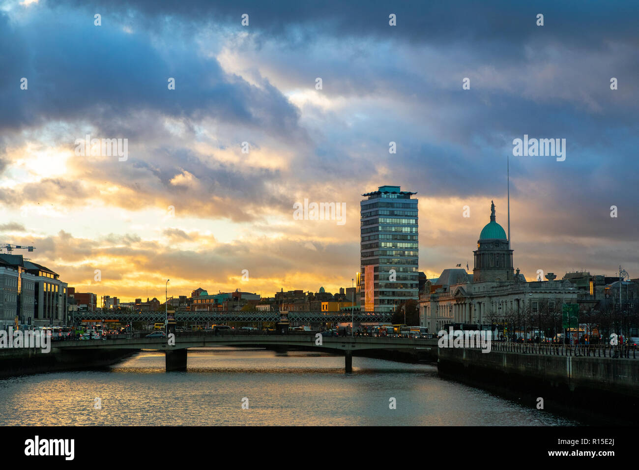 Der Dubliner Custom House - Dublin, Irland bei Sonnenuntergang Stockfoto