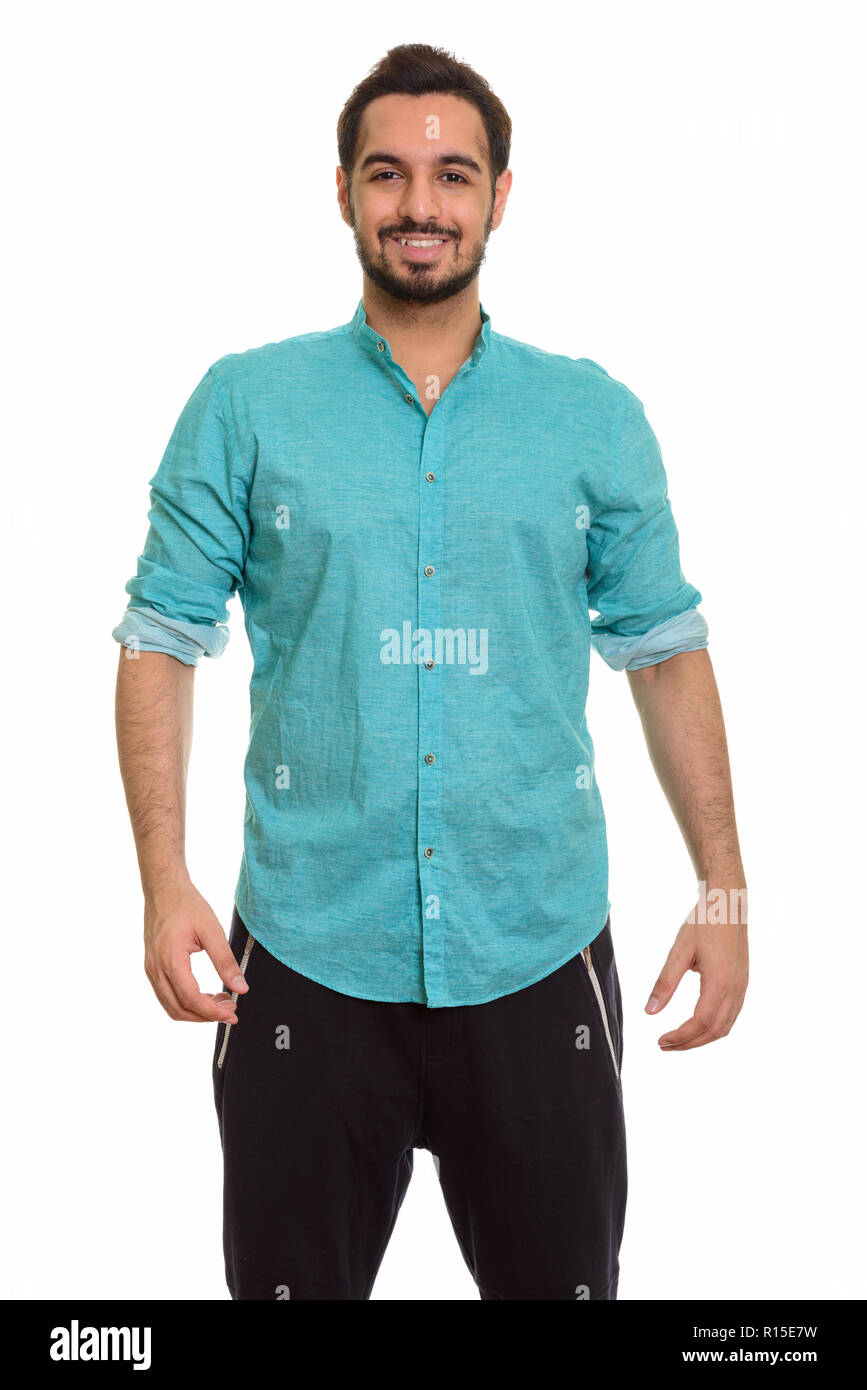 Junge glücklich indischen Mann lächelnd und mit Blick auf die Kamera Stockfoto