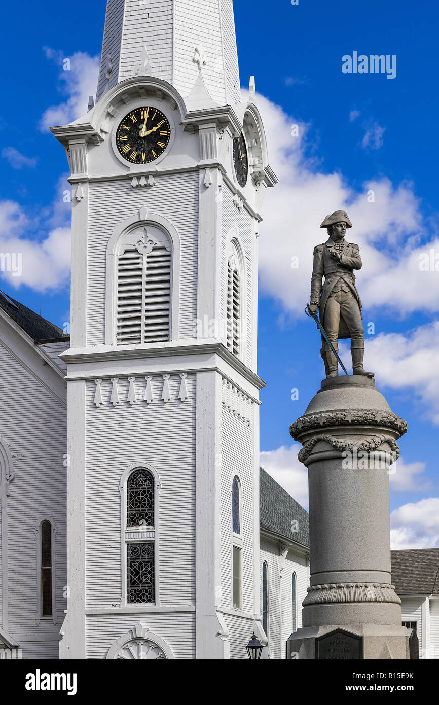 Congregational church Clock Tower und verterans Memorial Statue, Manchester, Vermont, USA. Stockfoto