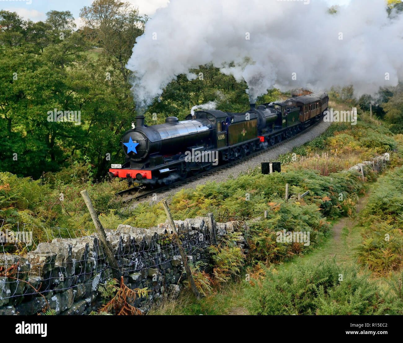 Doppelköpfiger Dampfzug an Darnholm Kurve, nähert sich Goathland auf der North Yorkshire Moors Railway. Stockfoto