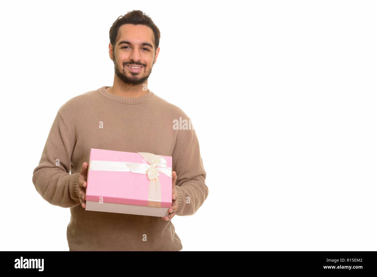 Junge glücklich Inder holding Geschenkbox bereit für Valentinstag da Stockfoto