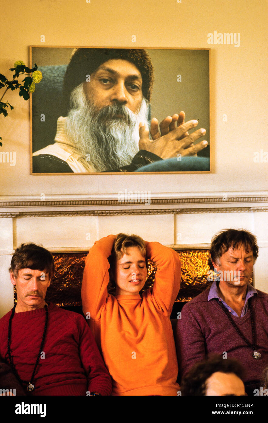 Die Anhänger der Bhagwan Shree Rajneesh religiösen Kult Medina Rajneesh Neo Sannyas Gemeinde meditieren England UK 1984 Stockfoto