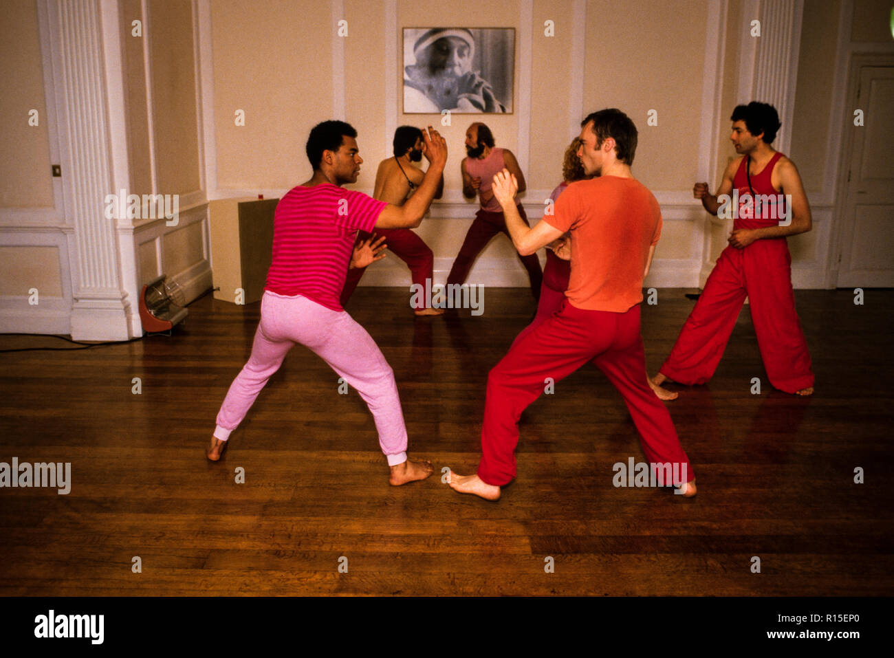 Die friedenstruppe Karatetraining Anhänger der Bhagwan Shree Rajneesh religiösen Kult Medina Rajneesh Neo Sannyas Kommune 1984 England England Stockfoto