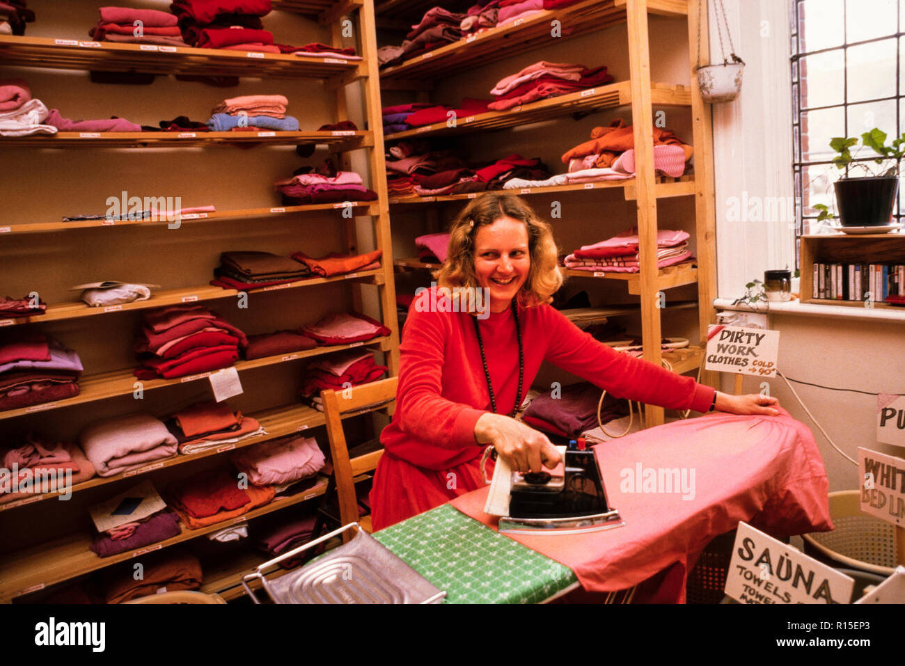 Die Waschküche von Anhängern der Bhagwan Shree Rajneesh religiösen Kult Medina Rajneesh Neo Sannyas Kommune 1984 England England Stockfoto