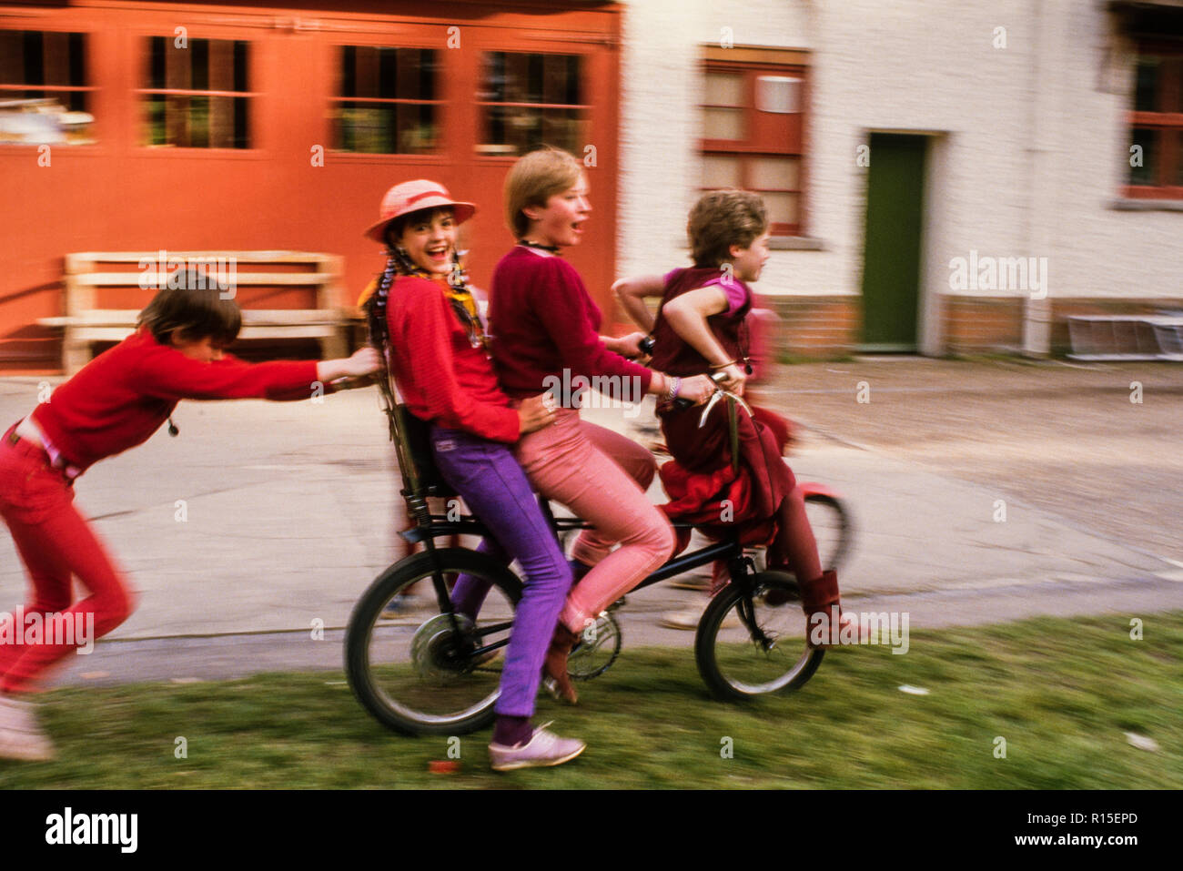 Kinder von den Anhängern der Bhagwan Shree Rajneesh religiösen Kult Medina Rajneesh Neo Sannyas Gemeinde am Spiel 1984 England England Stockfoto