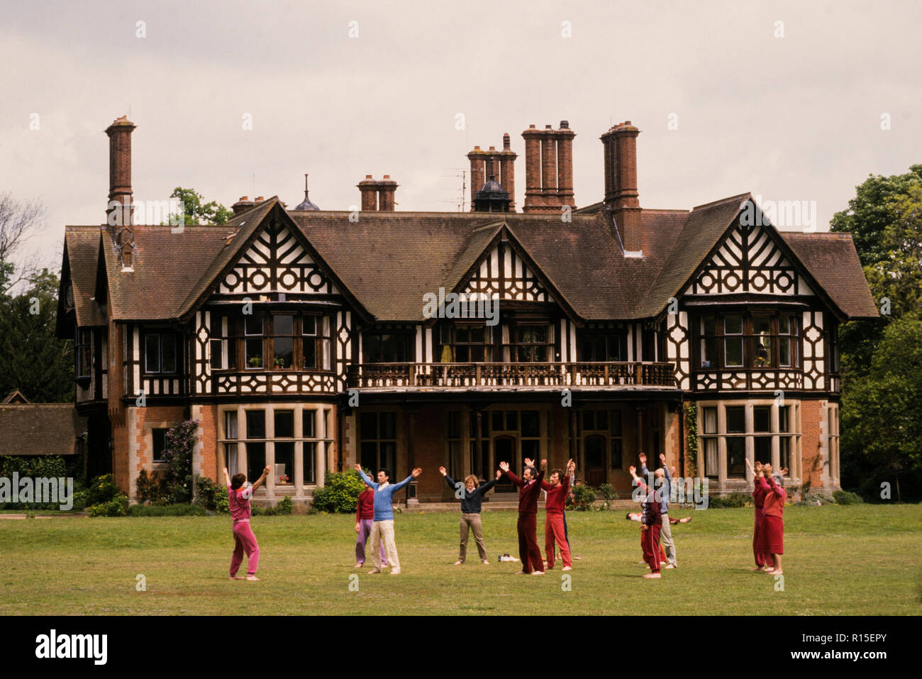 Herringswell Manor Anhänger und Besucher der Bhagwan Shree Rajneesh Religiöser Kult Medina Rajneesh Neo Sannyas Commune exercising1984 England Großbritannien Stockfoto