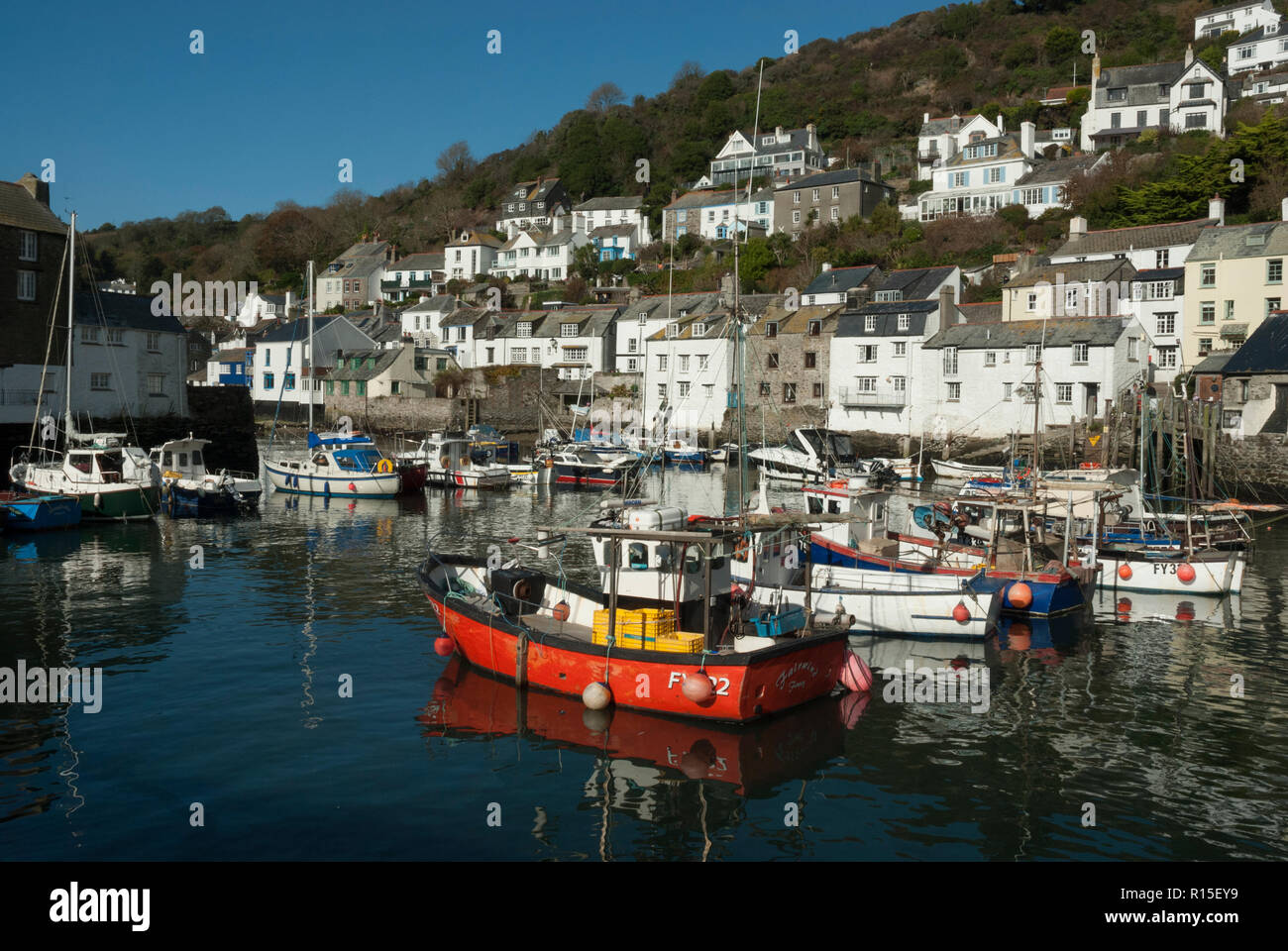 Blick auf den hübschen historischen Cornish Fischerdorf Polperro mit dem Hafen, Fischerboote und Fisherman's Cottages im Sonnenschein von Ende Sommer. Stockfoto