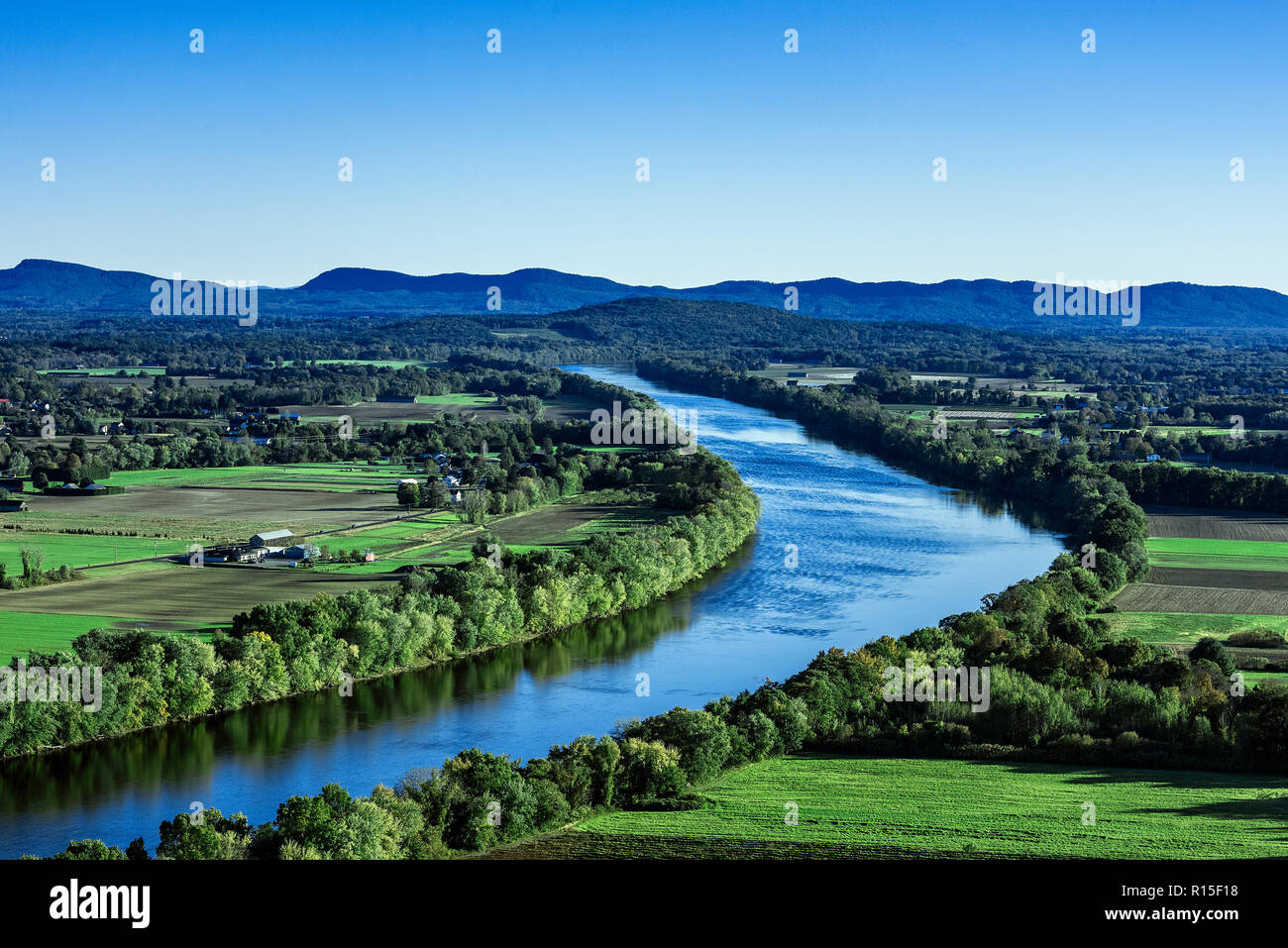 Die Connecticut River schlängelt sich durch fruchtbares Ackerland, Massachusetts, USA. Stockfoto