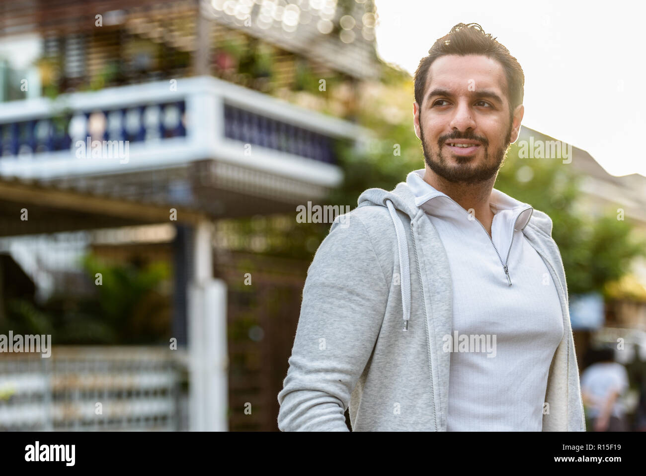 Porträt der jungen gerne Inder denken im Freien Stockfoto