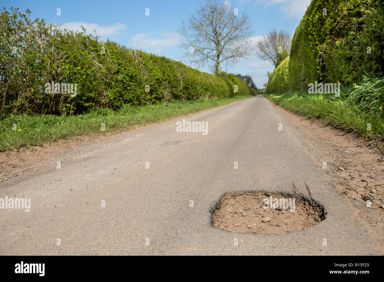 Großes Schlagloch in der Straße, in der Nähe von Coventry, West Midlands, England, Großbritannien, Europa Stockfoto