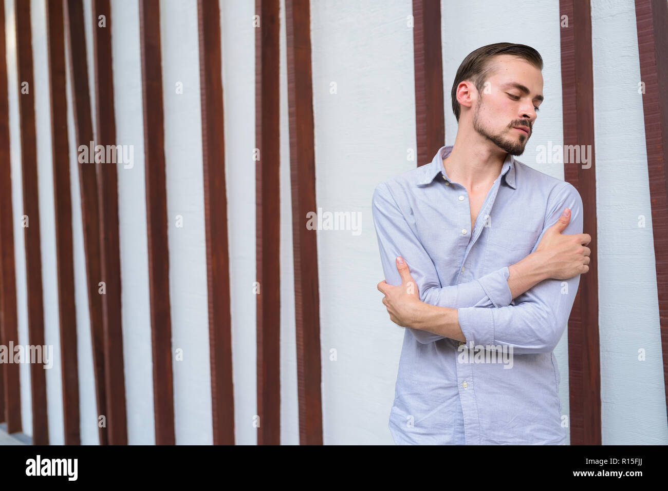 Portrait der junge Bartgeier modische Mann im Freien Stockfoto