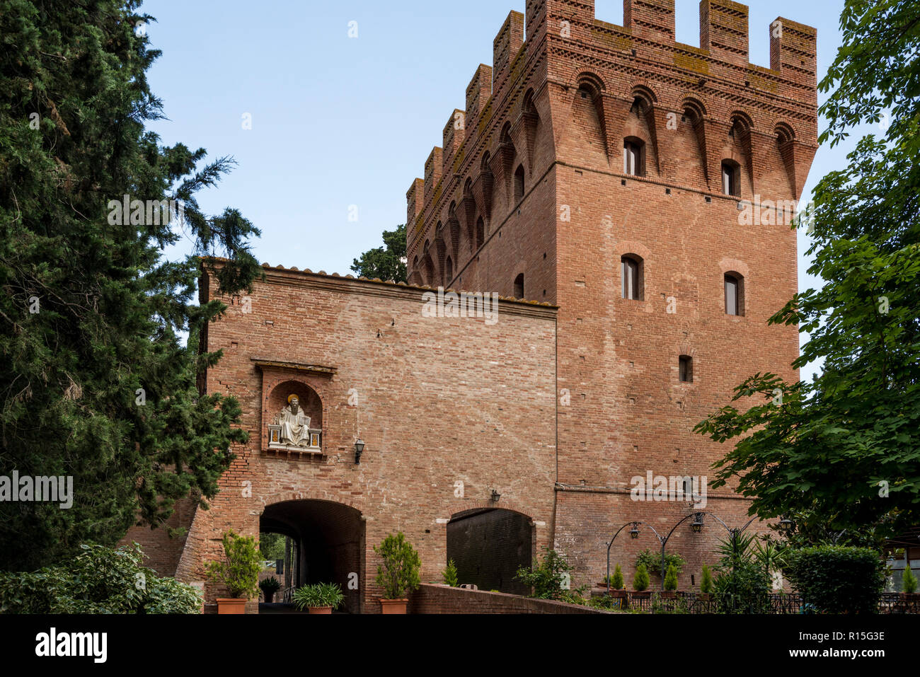 Eingang in die Abtei von Monte Oliveto Maggiore (Benediktiner Kloster), Toskana, Italien Stockfoto