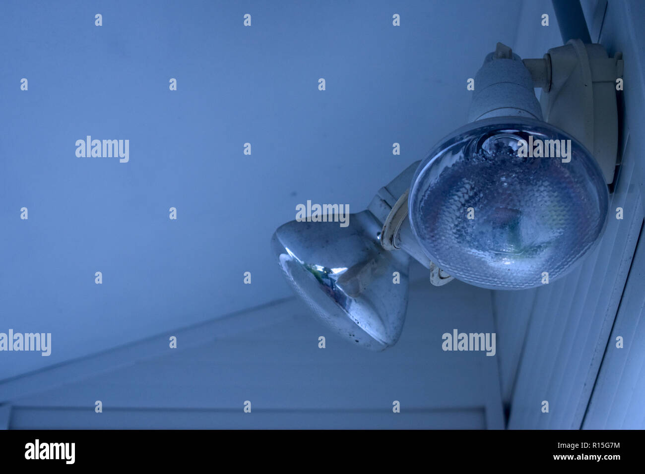 Blauer Hintergrund Bild der Außensensor Sicherheitsbeleuchtung Stockfoto