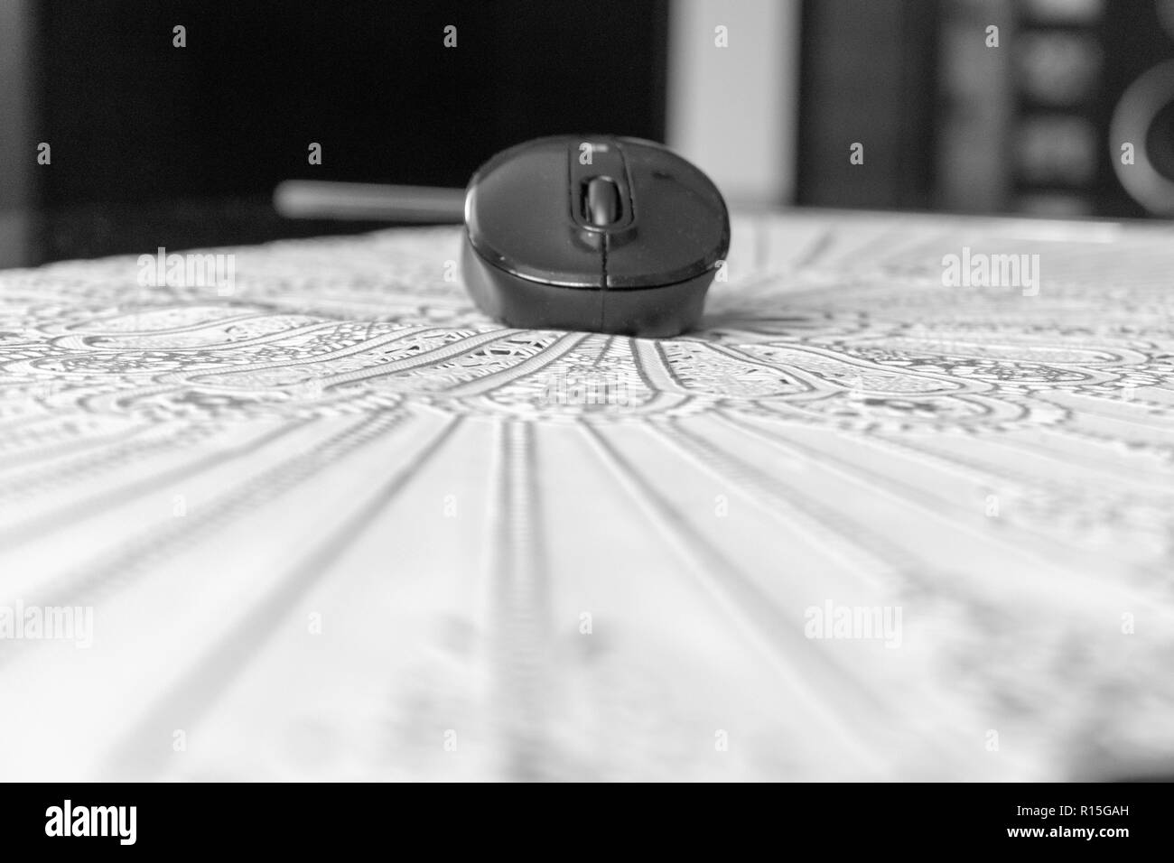 Low Angle View eines schwarzen Bluetooth Computer Maus Stockfoto
