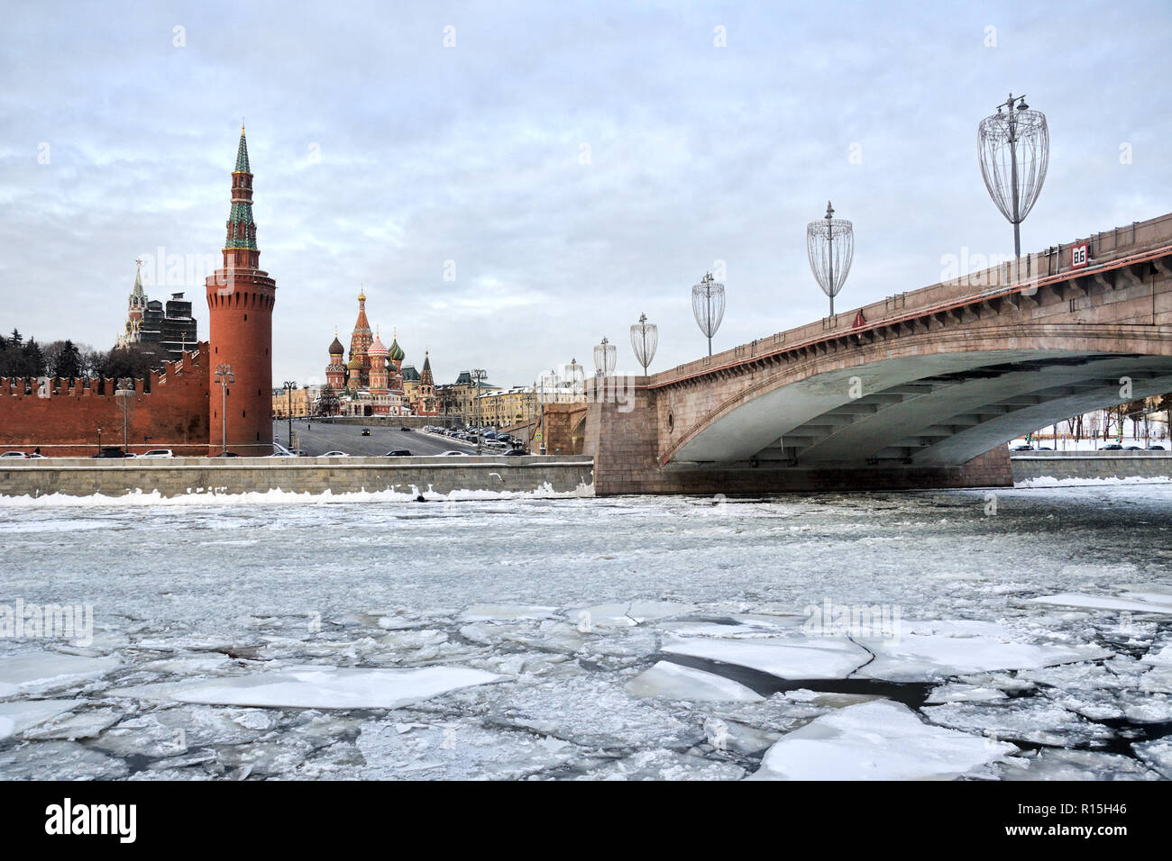 Eisigen Fluss Moskwa und Moskau Sehenswürdigkeiten Stockfoto