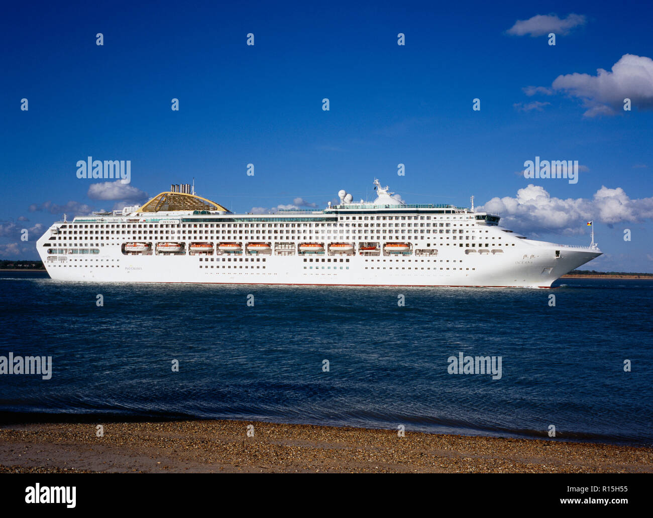 England, Hampshire, Calshot, das Kreuzfahrtschiff Oceana verlässt Southampton Waters aus Calshot gesehen. Stockfoto