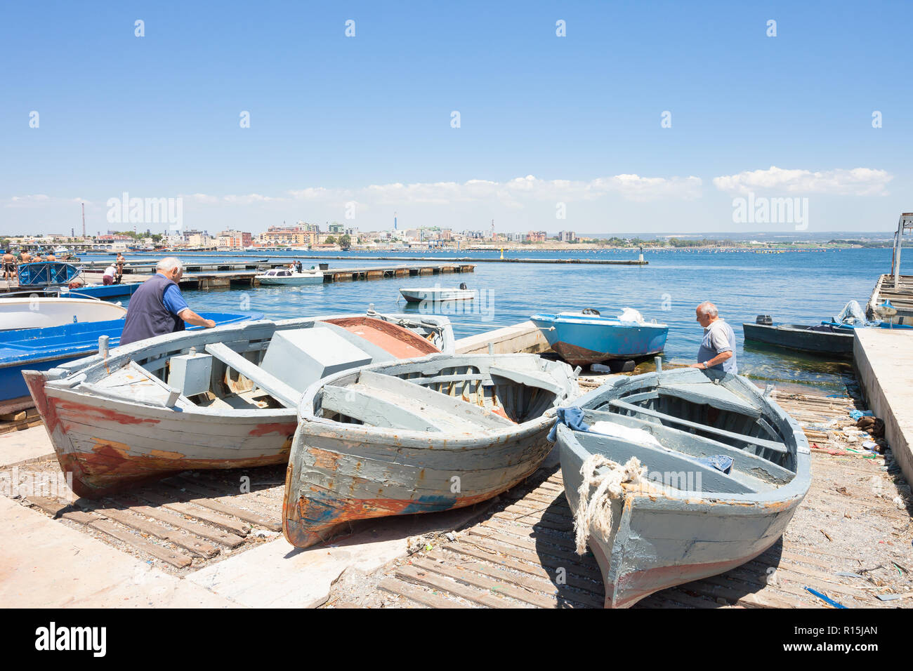 Taranto, Apulien, Italien - 31. MAI 2017 - einheimische Fischer auf ihren Booten Stockfoto