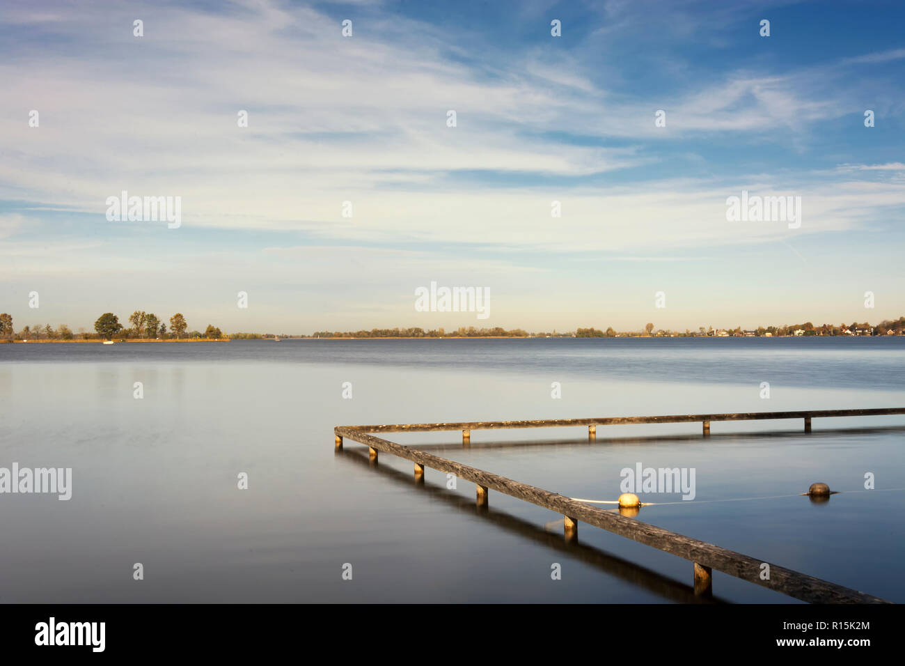 Blick auf den Loosdrechtse Plassen, Niederlande. Ein Bereich mit mehreren angeschlossenen schöne Seen, ideal zum Bootfahren, Schwimmen, Wassersport, entspannend Stockfoto