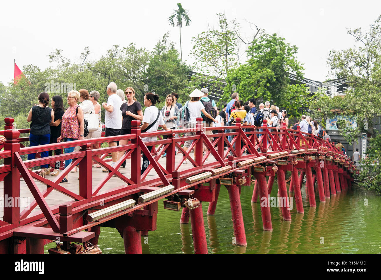 Touristen auf Holz Rot Huc bridge Ngoc Son Tempel in den Hoan Kiem See. Hanoi, Vietnam, Asien Stockfoto