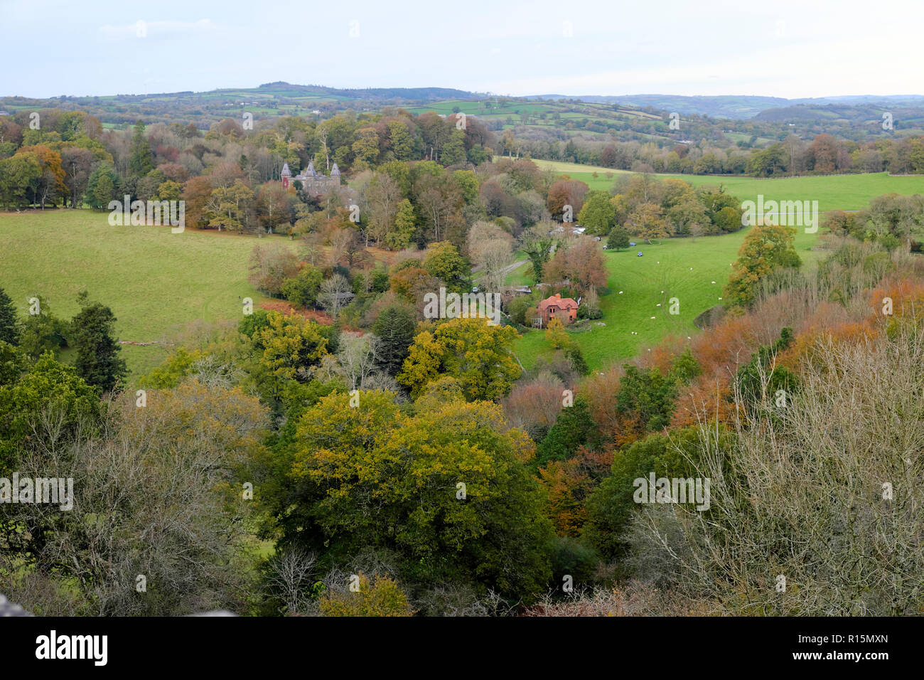 Blick auf die Bäume des Dinefwr Deer Park und Newton House im Herbst von Dinefwr Castle in der Nähe von Llandeilo Carmarthenshire Wales UK KATHY DEWITT Stockfoto