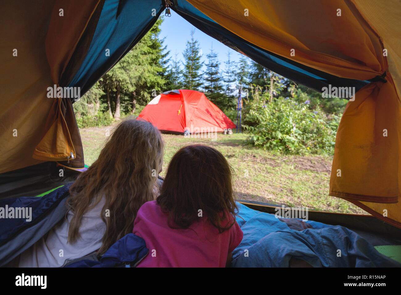 Wanderung und Camping leben. In den Bergen Wandern mit Kindern - lächelnde  Kinder in einem Zelt Stockfotografie - Alamy