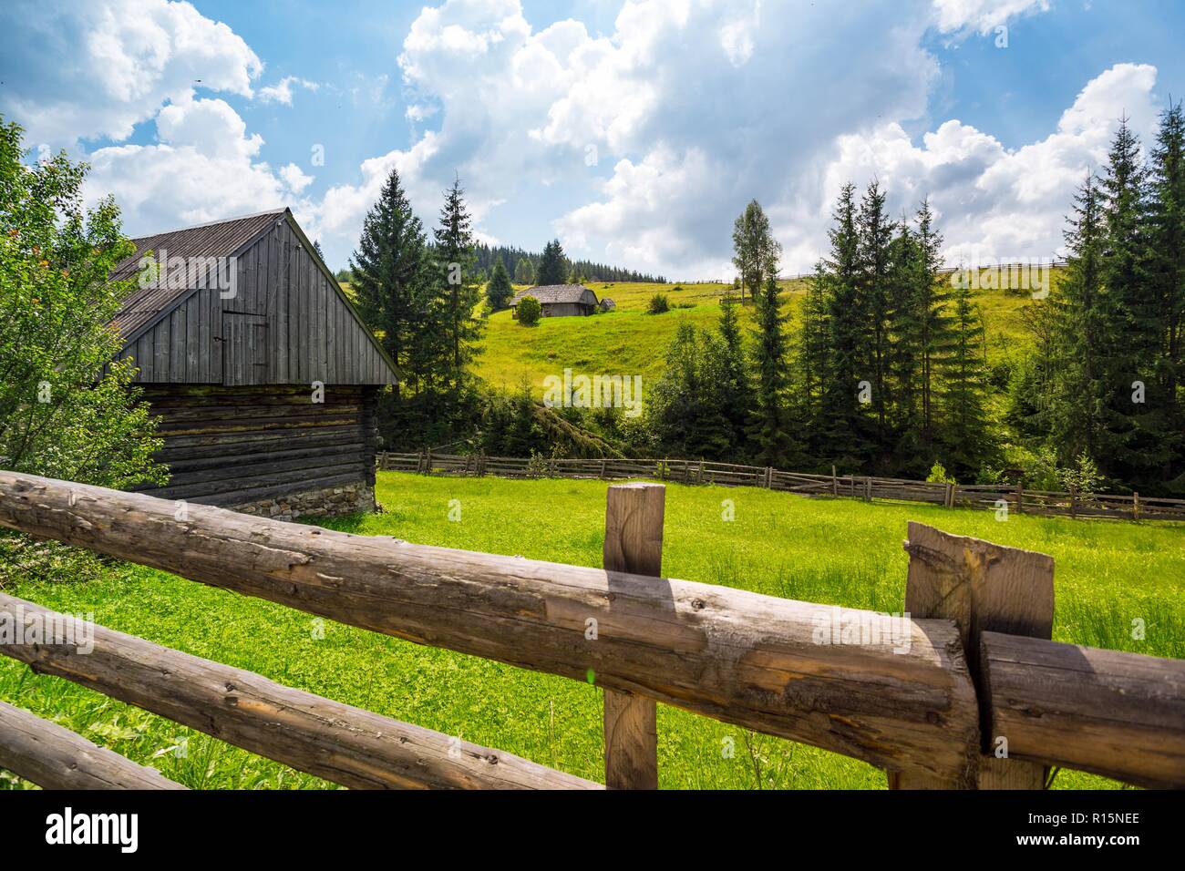 Ukrainische Landschaft Blick Auf Die Hauser Und Berge In Den Karpaten Ukraine Stockfotografie Alamy